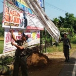 Sejumlah petugas Satpol PP saat melakukan penertiban. 