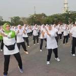 Nampak ketua Perwosi Jawa Timur (kerudung hijau) ikut meramaikan senam rekreasi. (foto: haris/BANGSAONLINE)