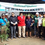 DARI KIRI: Kades Kalipang Antonius Supratiknya (pegang mic), Anggota Komisi B DPRD Jatim Amar Saifudin, Ketua DPRD Kab. Kediri Dodi Purwanto, Bima dari Wildwater, Ketua Umum Perkawis Tofan, Budiman, dan anggota DPRD Kabupaten Kediri M. Hasyim. foto: MUJI HARJITA/ BANGSAONLINE