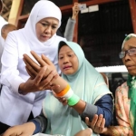 Gubernur Jawa Timur Khofifah Indar Parawansa menyerahkan bantuan berupa tangan palsu atau biasa disebut protesa pada Widji Fitriani, gadis penderita schizoprenia yang memiliki kebiasaan menggigiti anggota tubuhnya. foto: ist
