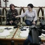 Walikota Surabaya Tri Rismaharini menolak jadi menteri kabinet Jokowi karena waktu sumpah jabatan sebagai wali kota Surabaya adalah 5 tahun. Tampak Risma saat bersama Mega, Jokowi, Wisnu Sakti Buana (wakil walikota Surabaya yang kini berseteru dengan Risma) saat konfrensi pers di VIP bandara Juanda Surabaya di Sidoarjo. Foto: tempo.co.id