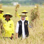 Gubernur Khofifah bersama petani padi di Jatim. (Ist)