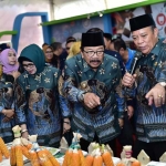 Bupati Fadeli didampingi Gubernur Jatim Soekarwo menjelaskan produksi jagung modern di Lamongan.