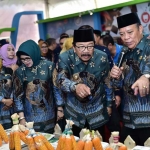 Bupati Fadeli didampingi Gubernur Jatim Soekarwo menjelaskan produksi jagung modern di Lamongan.