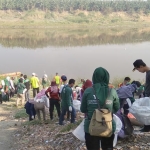 Ratusan relawan dari berbagai komunitas, organisasi, maupun lembaga melakukan bersih-bersih sampah di bantaran sungai Bengawan Solo dalam rangka World Clean Up Day Indonesia (WCDI).