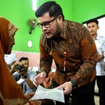 Bupati Kediri saat menyerahkan sertifikat kepada salah satu warga di Desa Tiron, Kecamatan Banyakan. Foto: Ist