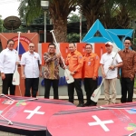 Direktur Utama Petrokimia Gresik, Dwi Satriyo Annurogo didampingi Ketua PII Gresik, Awang Djohan Bachtiar menyerahkan perahu penyelamat secara simbolis kepada BPBD Provinsi Jawa Timur. Foto: Ist.