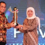 Menteri Perhubungan, Budi Karya Sumadi saat memberikan penghargaan Wahana Tata Nugraha Wiratama kepada Gubernur Jawa Timur Khofifah Indar Parawansa Jakarta Convention Center (JCC), Jakarta, Minggu (15/9/2019). foto: istimewa/ bangsaonline.com