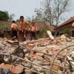 PUING BANGUNAN: Gundukan tembok ruangan perpustakaan SDN Pakis II di Dusun Bancang, Desa Pakis, Kecamatan Trowulan, Mojokerto. foto: beritajatim