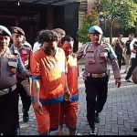 Pelaku saat digelandang di Mapolresta Sidoarjo