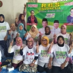 Emak-emak di Tuban foto bersama usai sosialisasi dukungan untuk pasangan Jokowi-Ma