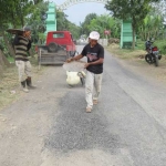 Perawatan jalan di wilayah Pasuruan. foto: HABIBI/ BANGSAONLINE