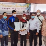 Ketua KONI Gresik dr. Anis Ambiyo Putri saat melepas atlet NPCI di Pendopo Bupati Gresik. (foto: SYUHUD/BANGSAONLINE)