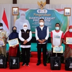 Gubernur Jatim, Khofifah Indar Parawansa, didampingi Bupati Lamongan, Yuhronur Efendi, ketika menyalurkan Zakat Produktif bagi Pelaku Usaha Ultra Mikro.