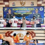 Kapolres Lamongan AKBP Miko Indrayana dan Kasat Narkoba AKP Khusen sedang menunjukkan barang bukti.