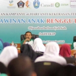 Narasumber tengah memaparkan materi tentang dampak negatif perkawinan anak.