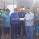 SIMBOLIS: Manager Fundraising NU Care LAZISNU Sidoarjo, Aat Choiruddin saat menyerahkan bantuan bedah rumah di Tulangan, Rabu (3/4) lalu. foto: ist