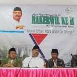 Foto: Gus Ipul saat memberikan sambutannya usai dikukuhkan menjadi “Bapak Madin Jawa Timur” oleh Forum Komunikasi Diniyah Takmiliyah (FKDT) Jatim di Taman Candra Wilwatikta, Pandaan, Pasuruan, Sabtu (17/2) sore.