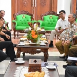 Bupati Ahmad Dawami saat menerima kunjungan dari Kementerian Tenaga Kerja RI.