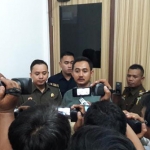 Kasi Intel Kejari Gresik, Bayu Probo Sutopo saat memberikan keterangan pers. foto: SYUHUD/ BANGSAONLINE