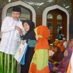 Ketua Baznas Gresik, Moh Qosim ketika memberikan bingkisan anak yatim dan dhuafa