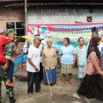 Sejumlah Usia Lanjut Penerioma Bantuan Sembako dari Kodim 0808/Blitar. Serma Agus menggendong seorang di antaranya.