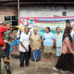 Sejumlah Usia Lanjut Penerioma Bantuan Sembako dari Kodim 0808/Blitar. Serma Agus menggendong seorang di antaranya.