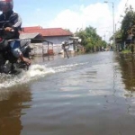Salah satu sisi jalan di Kecamatan Jabon yang tergenang air banjir.