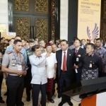 Wapres Jusuf Kalla saat mengunjungi booth Polresta Sidoarjo.