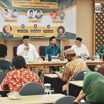 ADU PROGRAM: Tiga paslon Pilbup Sidoarjo 2020 memberi paparan di FGD BMPS Sidoarjo, Selasa, (10/11). foto: MUSTAIN/ BANGSAONLINE