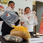Petugas menunjukkan barang bukti yang diamankan. foto: AKINA/ BANGSAONLINE