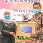 Wali Kota Kediri Abdullah Abu Bakar, saat menerima piagam dan plakat penghargaan Opini WTP atas LKPD tahun 2019 dari Gubernur