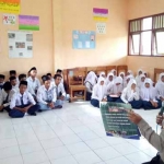 Satbinmas Polres Situbondo saat memberikan penyuluhan tentang pencegahan kenakalan remaja, peryalahgunaan narkoba, dan pergaulan bebas, kepada ratusan siswa.