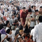 Mahfud MD menyalami para relawan Mahfud Guru Bangsa (MGB) di di Jatim International Expo (JIE) Convention Exhibition Jalan A Yani 99 Surabaya, Sabtu (13/1/2024). Foto: dok.pribadi