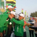 Atlet voli pantai Kabupaten Tuban saat menerima medali perak.
