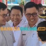 Bupati Kediri, Hanindhito Himawan Pramana, saat berdialog dengan sejumlah kepala desa. Foto: MUJI HARJITA/BANGSAONLINE