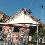 Perbaikan rumah yang rusak usai diterjang angin kencang di Kabupaten Kediri. Foto: Ist