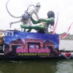 Salah satu peserta festival perahu hias menampilkan mitologi 