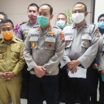 Wakil Wali Kota Batu Ir. Punjul Santoso (kiri) didampingi Kapolres Batu AKBP Harviadhi Agung Prathama serta sejumlah kepala OPD saat memberikan keterangan pers.