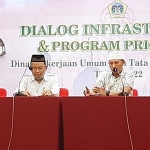 Dari Kanan: Ketua KWG M. Syuhud Almanfaluty, Kepala DPUTR Gresik Achmad Hadi, dan Sekretaris PWI M. Khoirur Rosyid saat dialog infrastruktur. foto: SYUHUD/ BANGSAONLINE