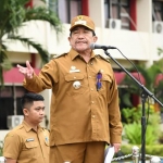 Wabup Sumenep Imam Hasyim saat memimpin apel.