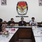 KPU Surabaya menutup pendaftaran pemilihan Walikota dan Wakil Walikota Surabaya 2015, Kamis (10/9), pukul 16.00 WIB. (foto: maulana/BANGSAONLINE)