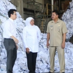 Gubernur Khofifah didampingi Bupati Mojokerto dan GM Project PLTSa PT. Mega Surya Eratama melihat limbah sampah yang nantinya akan dikonversi menjadi energi listrik. foto: ist