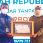 Gubernur Jawa Timur Khofifah Indar Parawansa menerima penghargaan opini WTP dari Kepala Kanwil Ditjen Perbendaharaan Provinsi Jatim Taukhid.