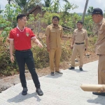 Bupati Trenggalek, Moch. Nur Arifin, saat meninjau pembangunan jalan di Kecamatan Pule.