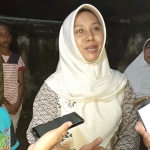 Wali Kota Mojokerto saat sidak plengsengan ambrol di aliran Sungai Sadar.