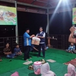 Danur Sumbo Suprapto, ketua panitia penyelenggara saat memberikan santunan pada anak yatim piatu.