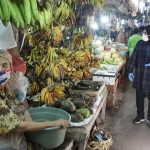 Wali Kota Risma saat blusukan ke Pasar Pucang menyosialisasikan PSBB. foto: ist