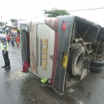 Bus Mira terbalik saat menghindari pengendara sepeda motor. Foto: RONY S/BANGSAONLINE