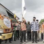 Bupati Hendy saat memberangkatkan bansos dari Kemensos.